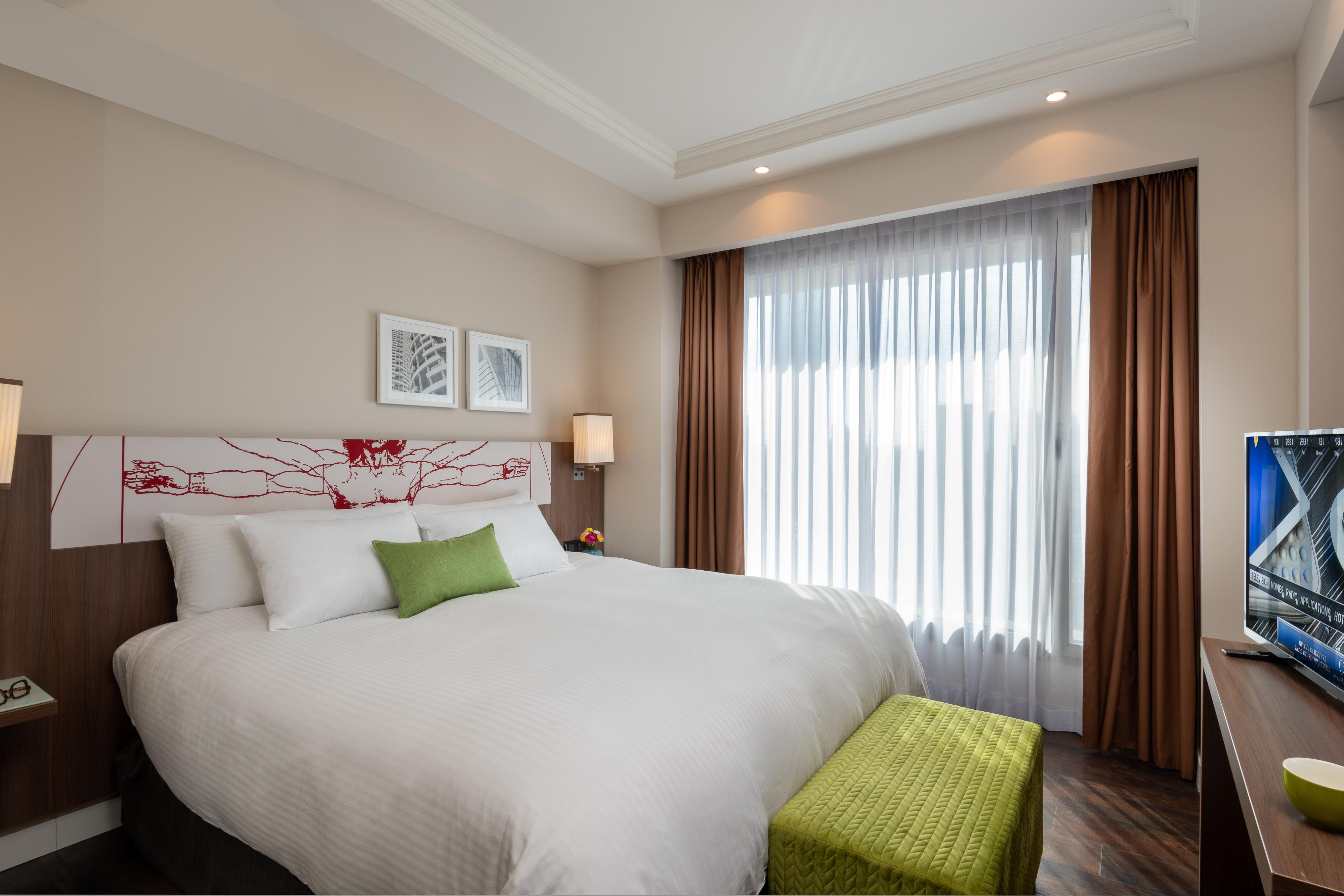 Leonardo City Tower Hotel Tel Aviv Giv'atayim Bagian luar foto A bedroom at the hotel
