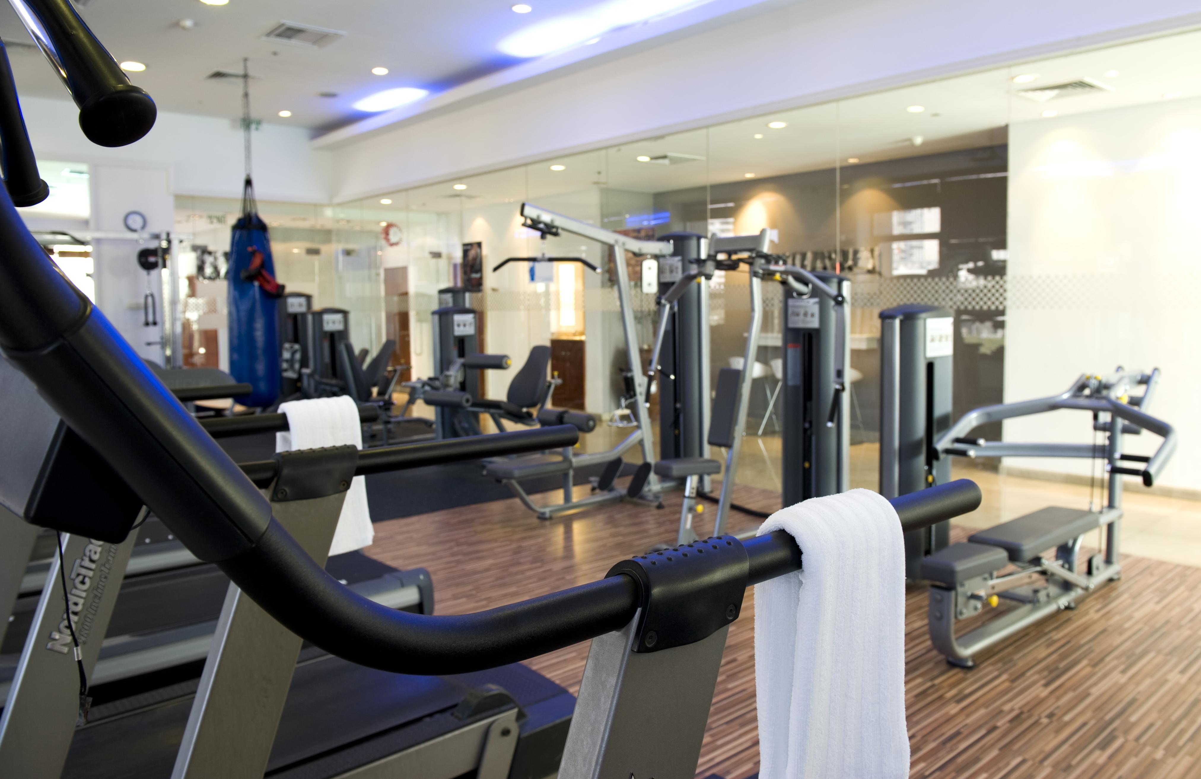 Leonardo City Tower Hotel Tel Aviv Giv'atayim Bagian luar foto The gym at the hotel