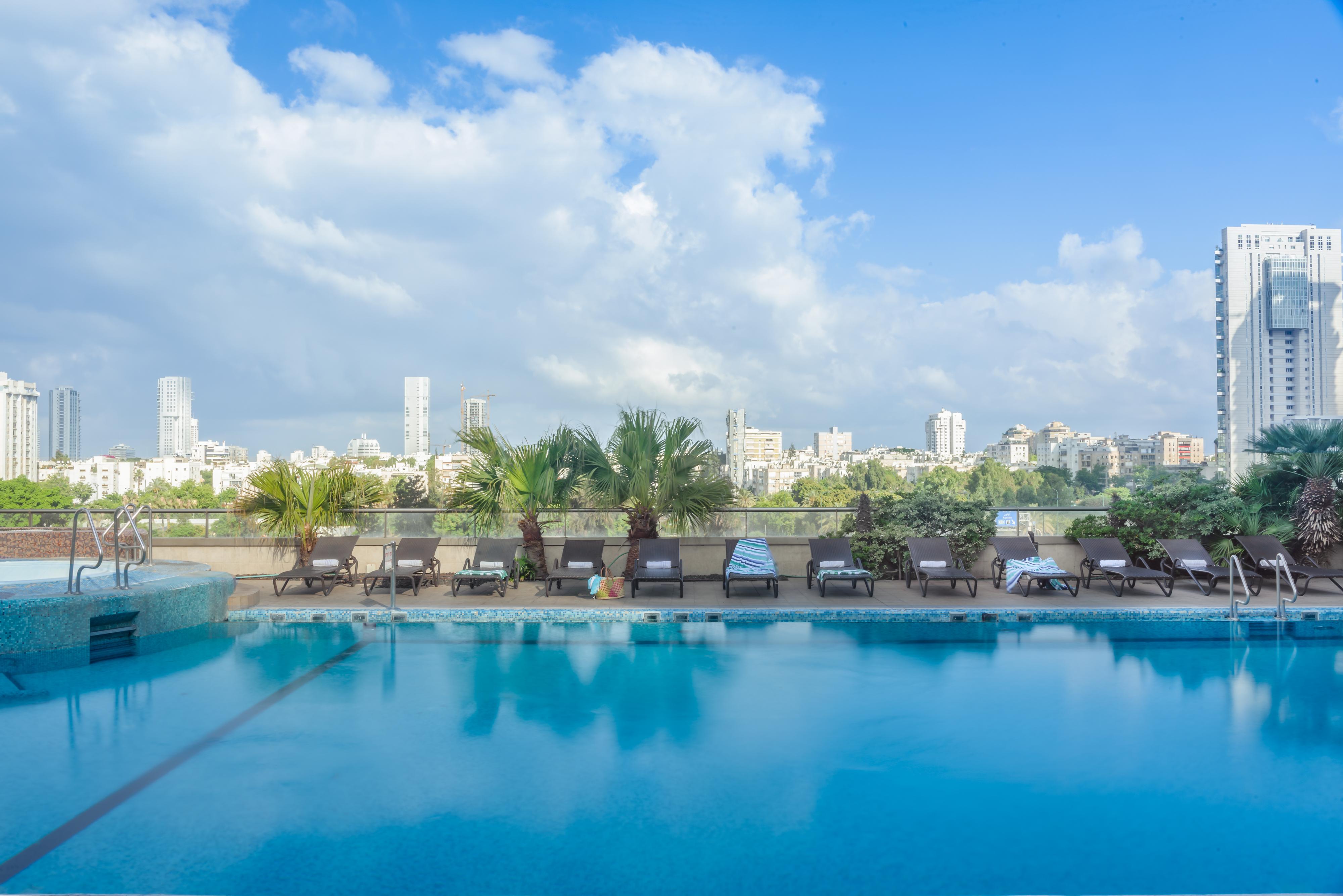 Leonardo City Tower Hotel Tel Aviv Giv'atayim Bagian luar foto The swimming pool at the hotel