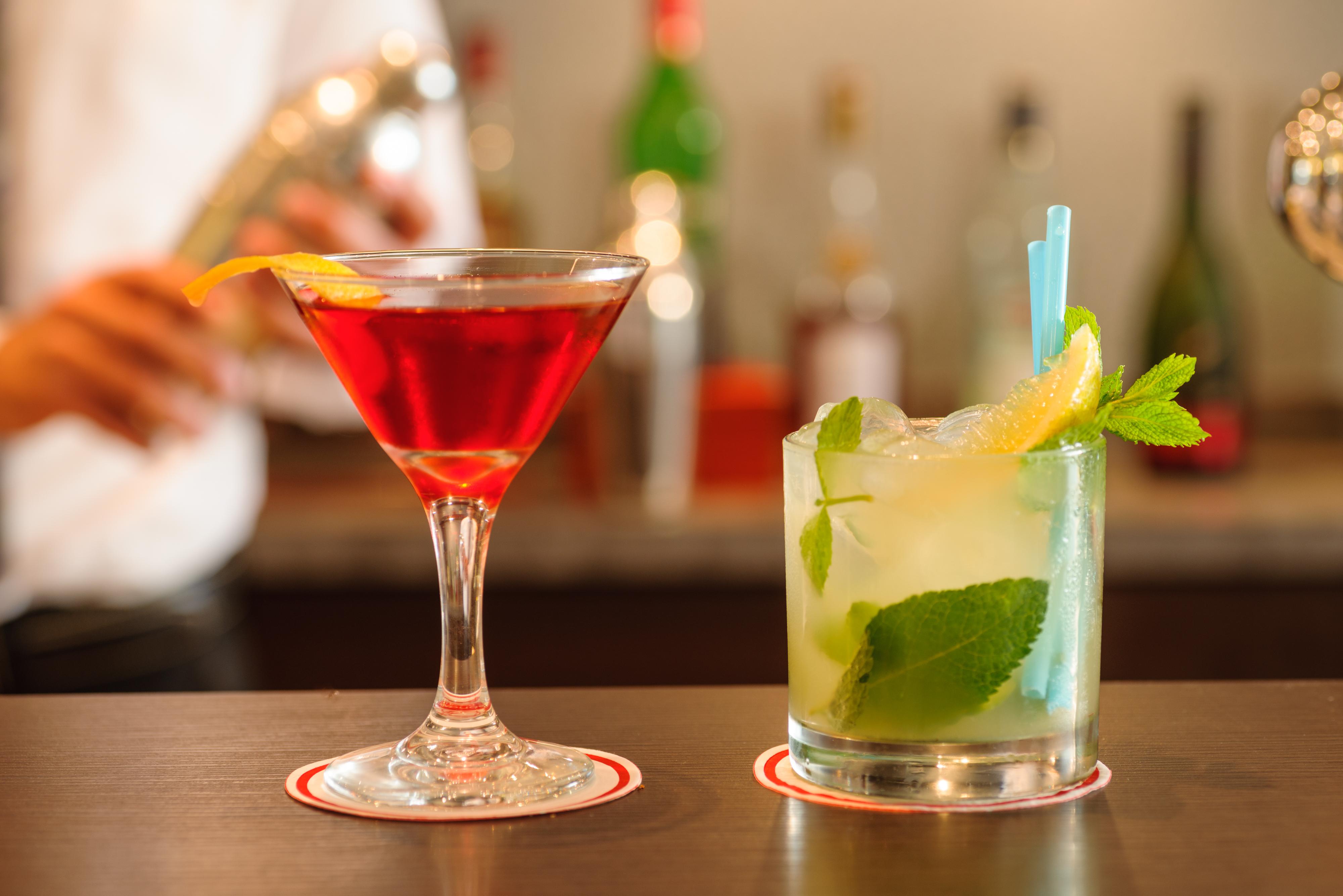 Leonardo City Tower Hotel Tel Aviv Giv'atayim Bagian luar foto A cosmopolitan (left) and a mojito (right)