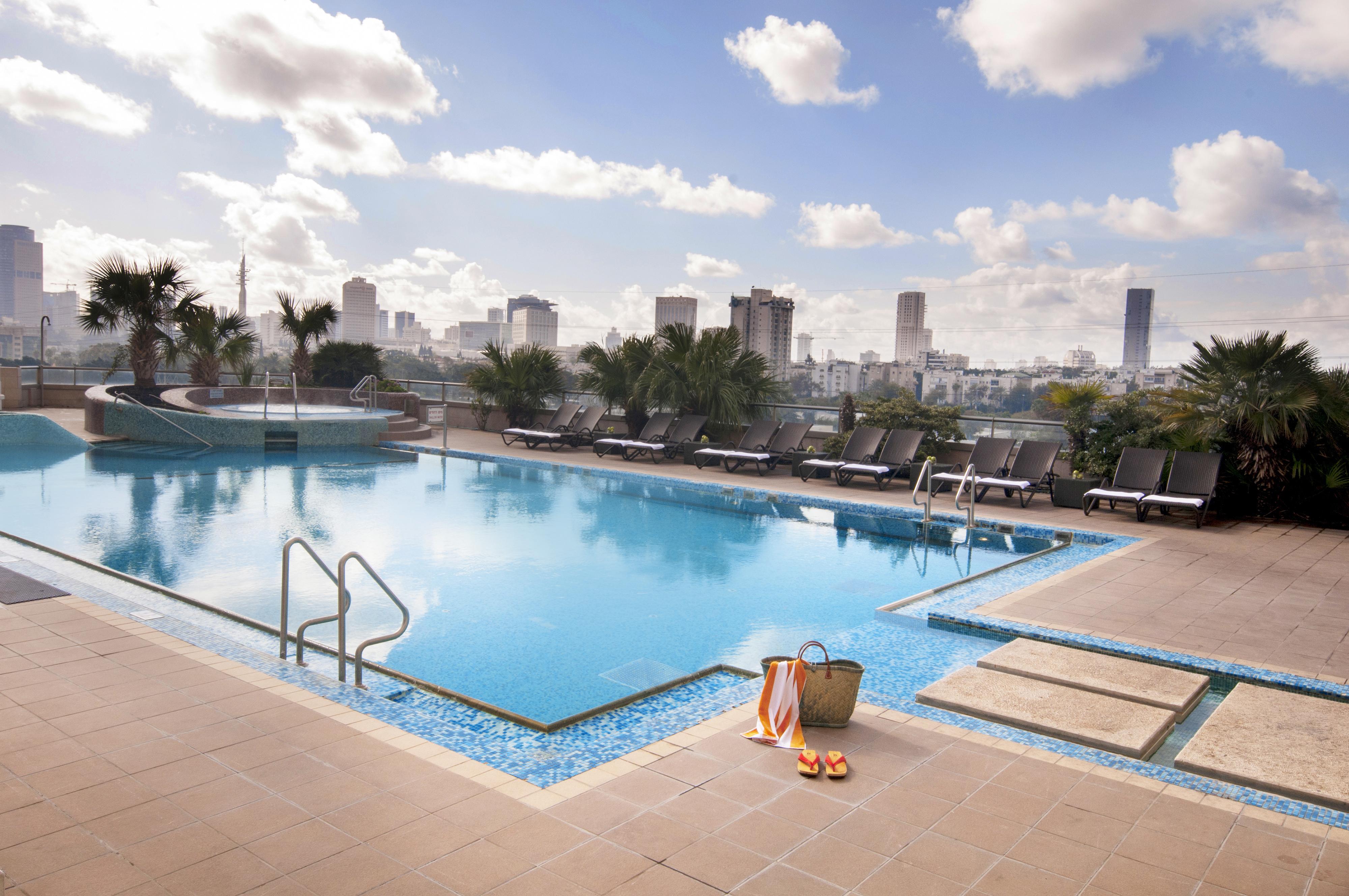 Leonardo City Tower Hotel Tel Aviv Giv'atayim Bagian luar foto The swimming pool at the hotel