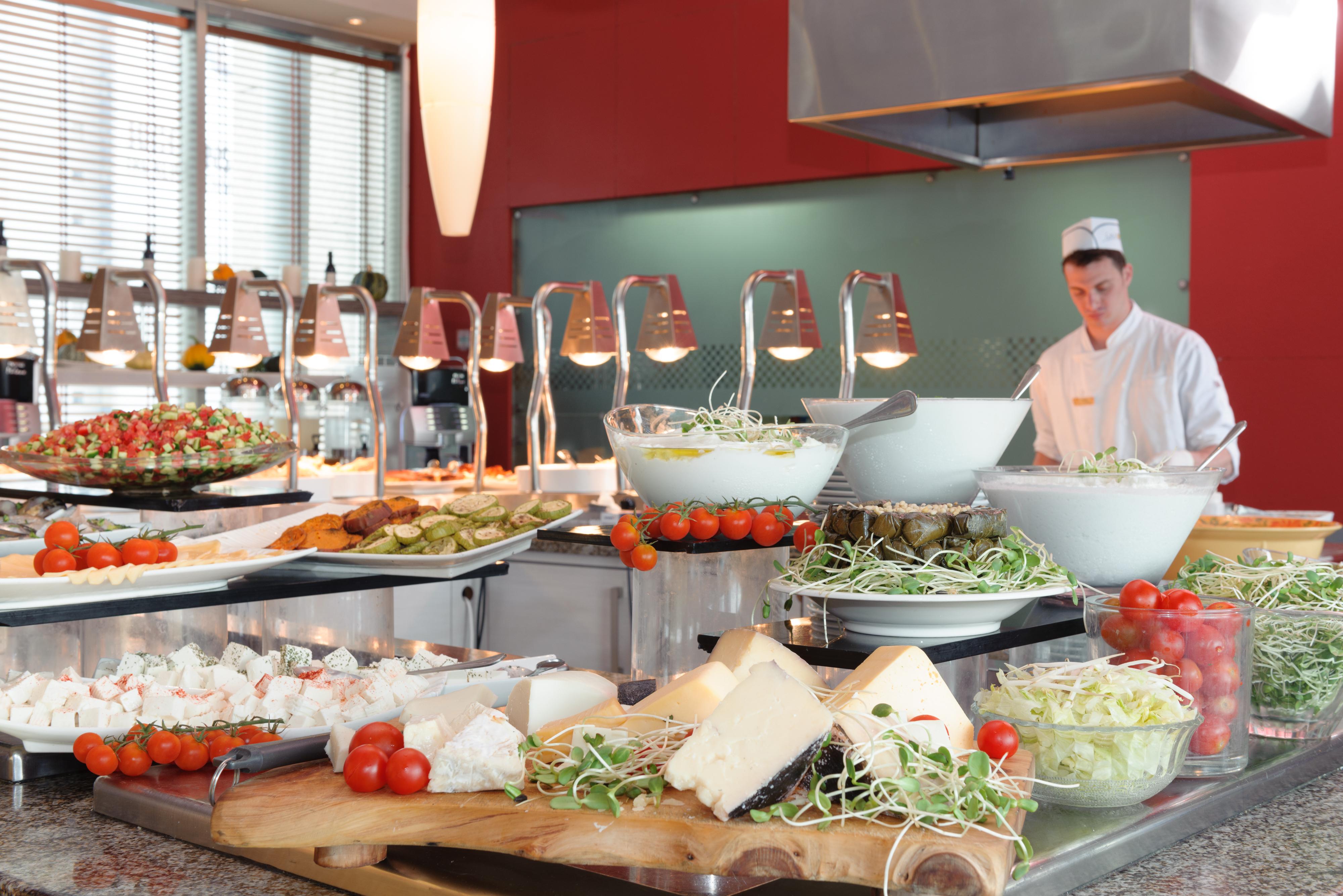 Leonardo City Tower Hotel Tel Aviv Giv'atayim Bagian luar foto A salad bar