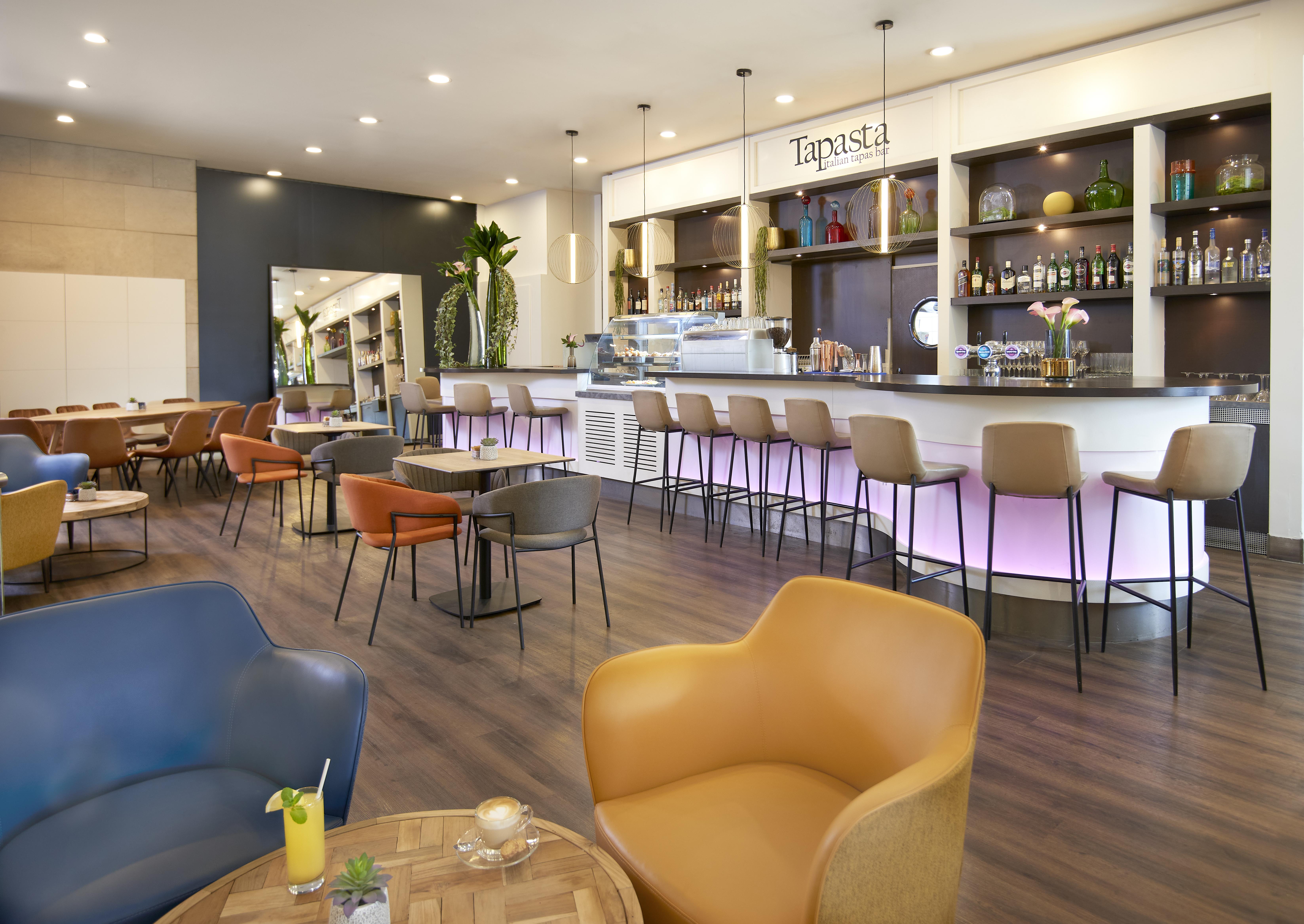 Leonardo City Tower Hotel Tel Aviv Giv'atayim Bagian luar foto Tapas at the airport