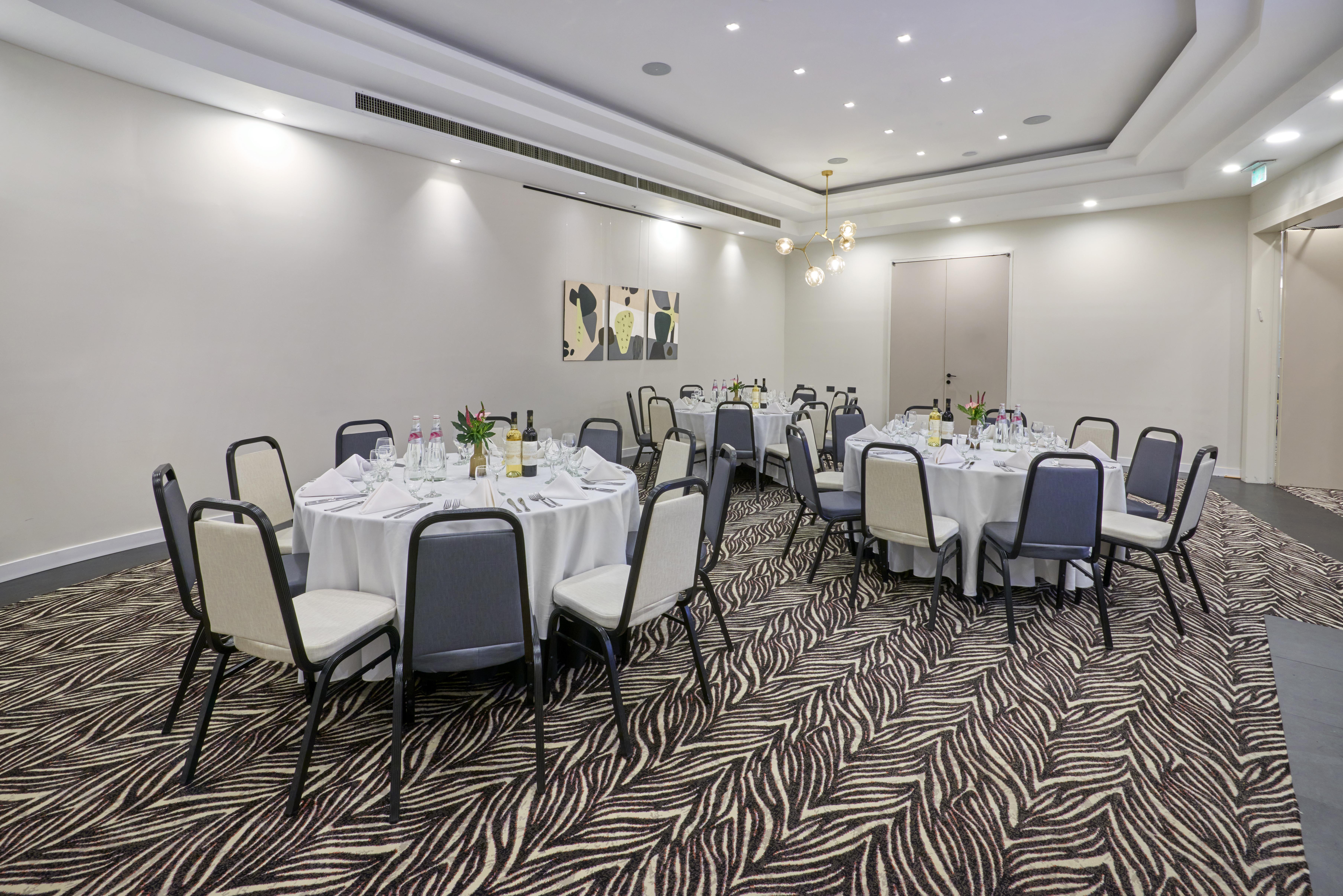 Leonardo City Tower Hotel Tel Aviv Giv'atayim Bagian luar foto The hotel's meeting room