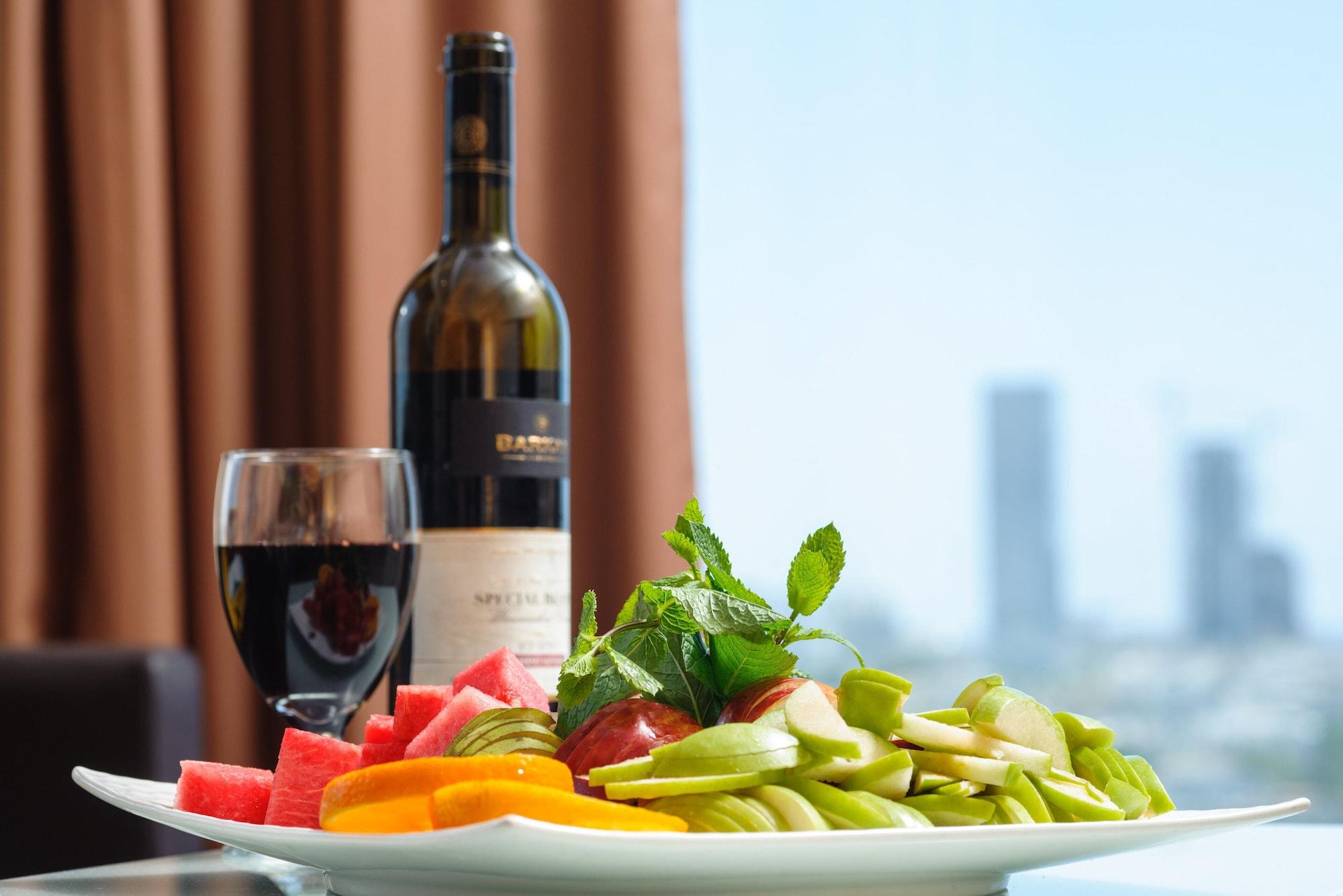 Leonardo City Tower Hotel Tel Aviv Giv'atayim Bagian luar foto A bottle of wine and a glass of wine
