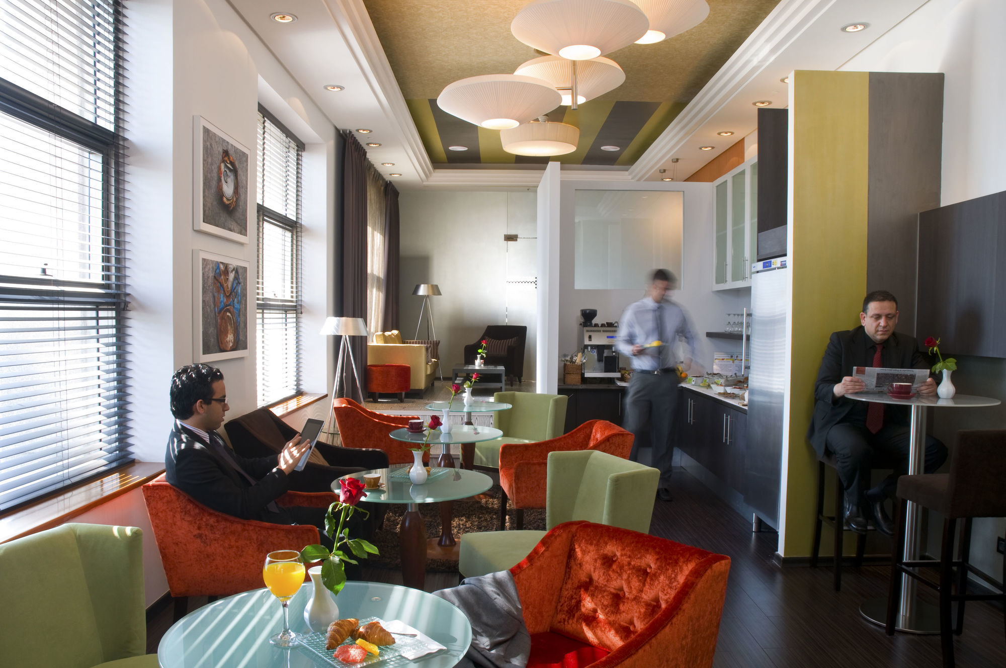 Leonardo City Tower Hotel Tel Aviv Giv'atayim Bagian luar foto The lounge at the airport