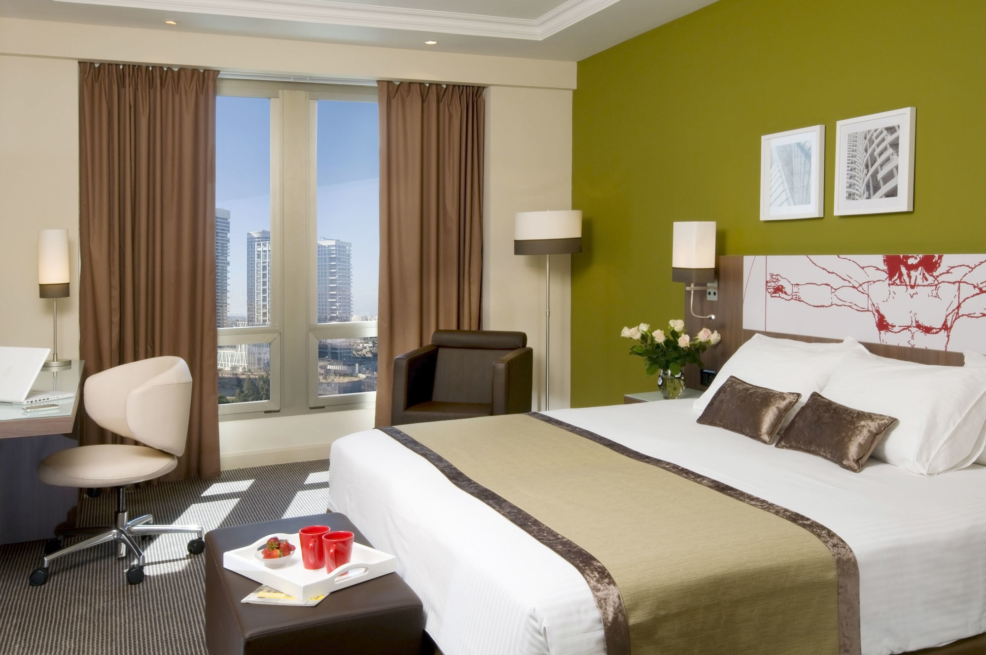 Leonardo City Tower Hotel Tel Aviv Giv'atayim Bagian luar foto A room at the hotel
