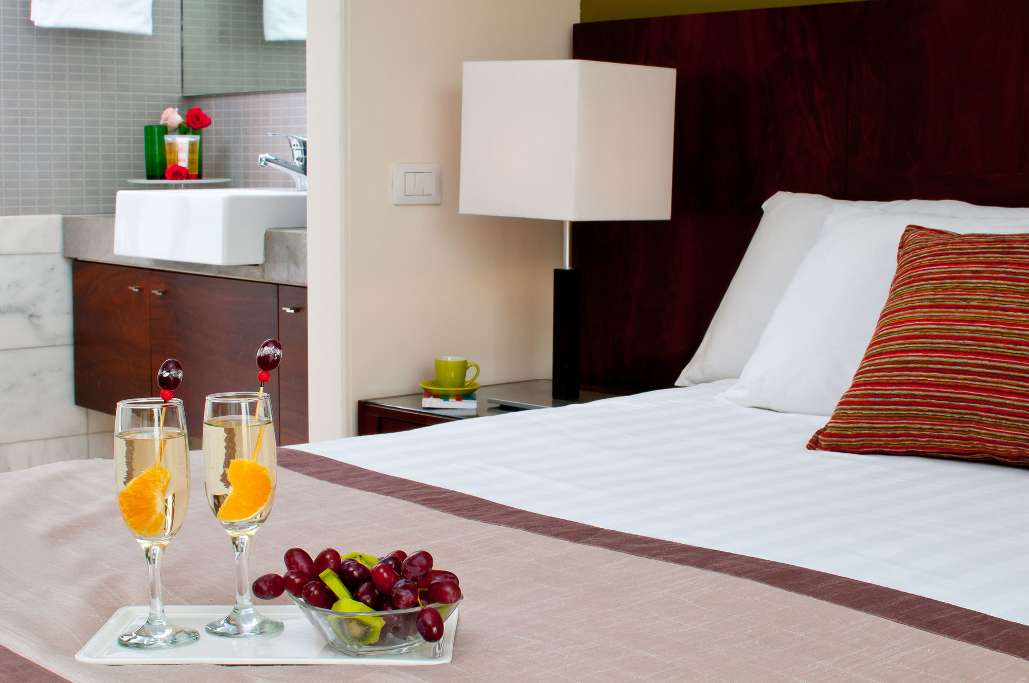 Leonardo City Tower Hotel Tel Aviv Giv'atayim Bagian luar foto A bedroom at the hotel