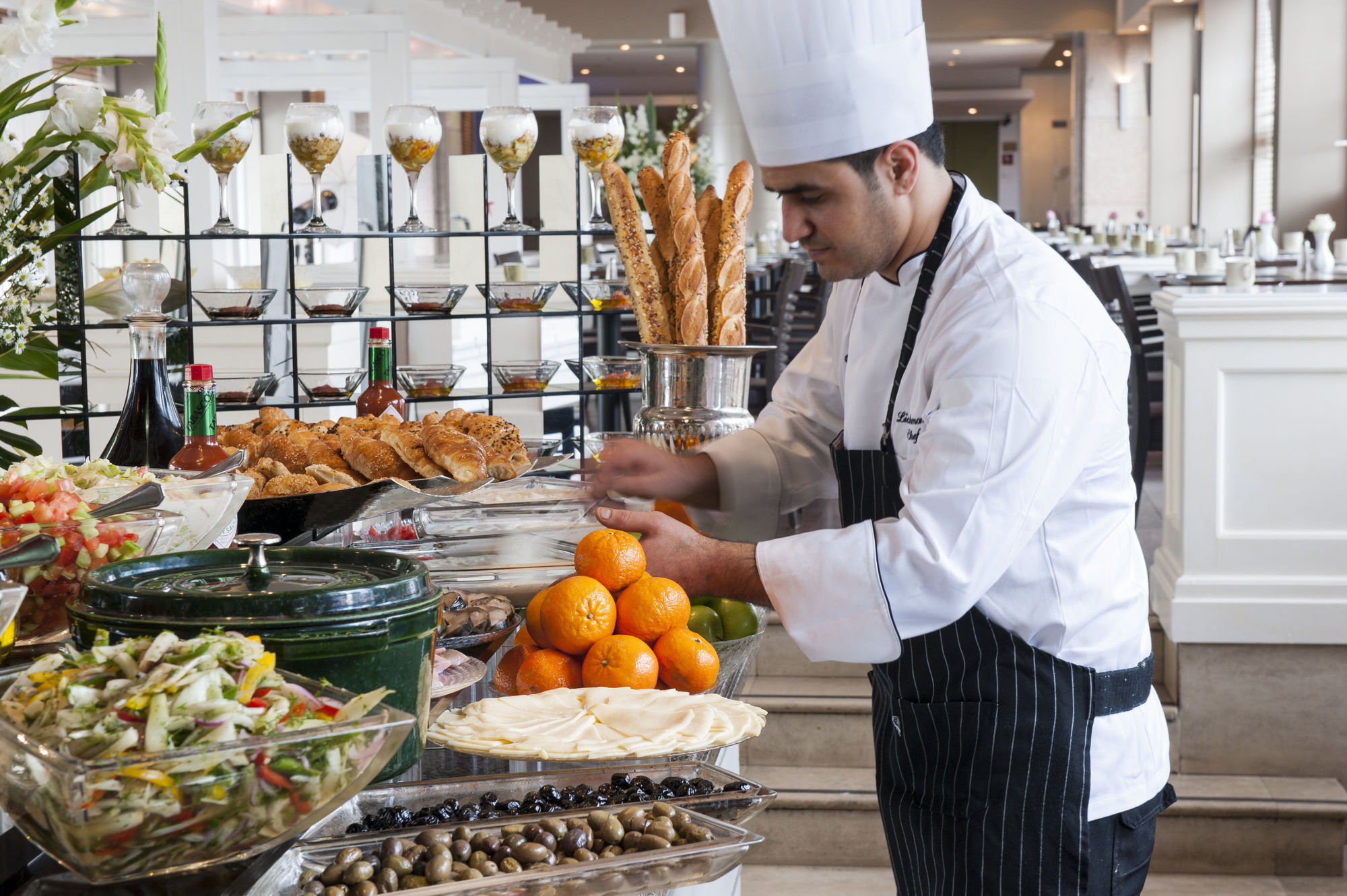 Leonardo City Tower Hotel Tel Aviv Giv'atayim Bagian luar foto A chef at work