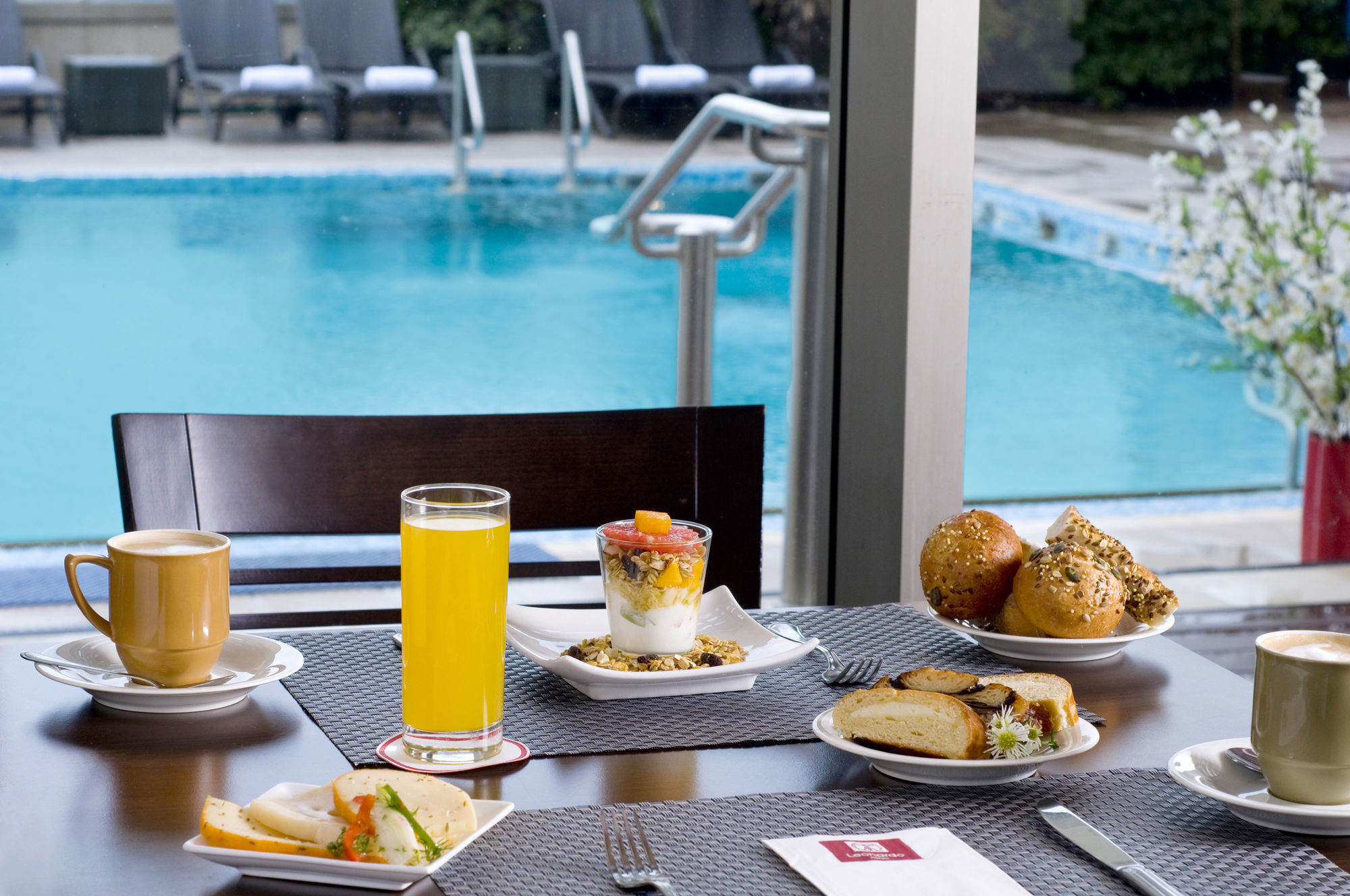 Leonardo City Tower Hotel Tel Aviv Giv'atayim Bagian luar foto Breakfast at the pool