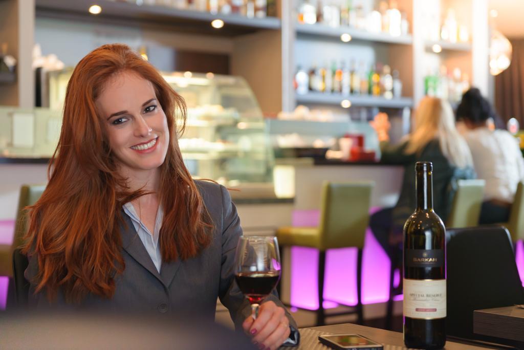 Leonardo City Tower Hotel Tel Aviv Giv'atayim Bagian luar foto A woman drinking wine