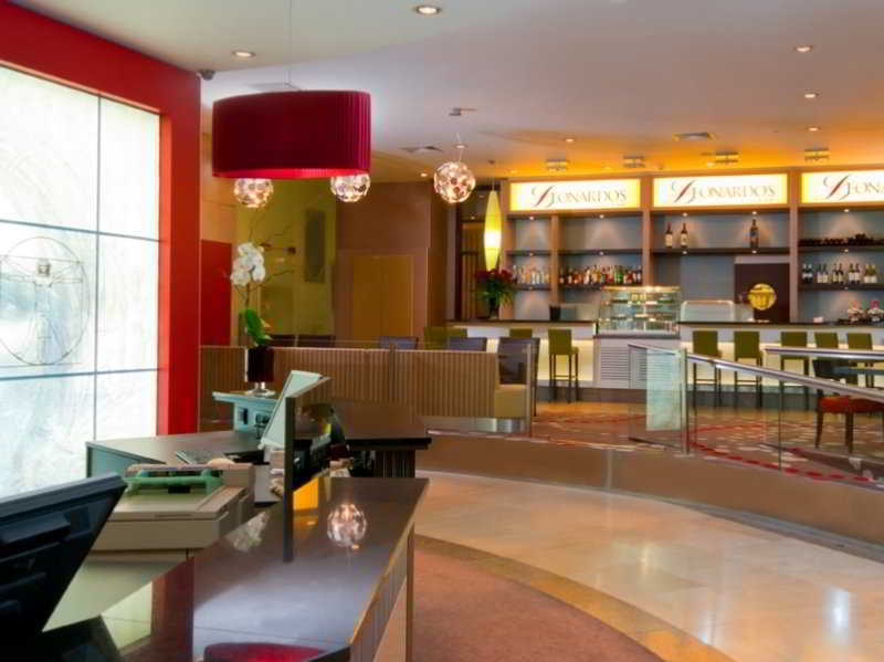 Leonardo City Tower Hotel Tel Aviv Giv'atayim Bagian luar foto The bar at the hotel