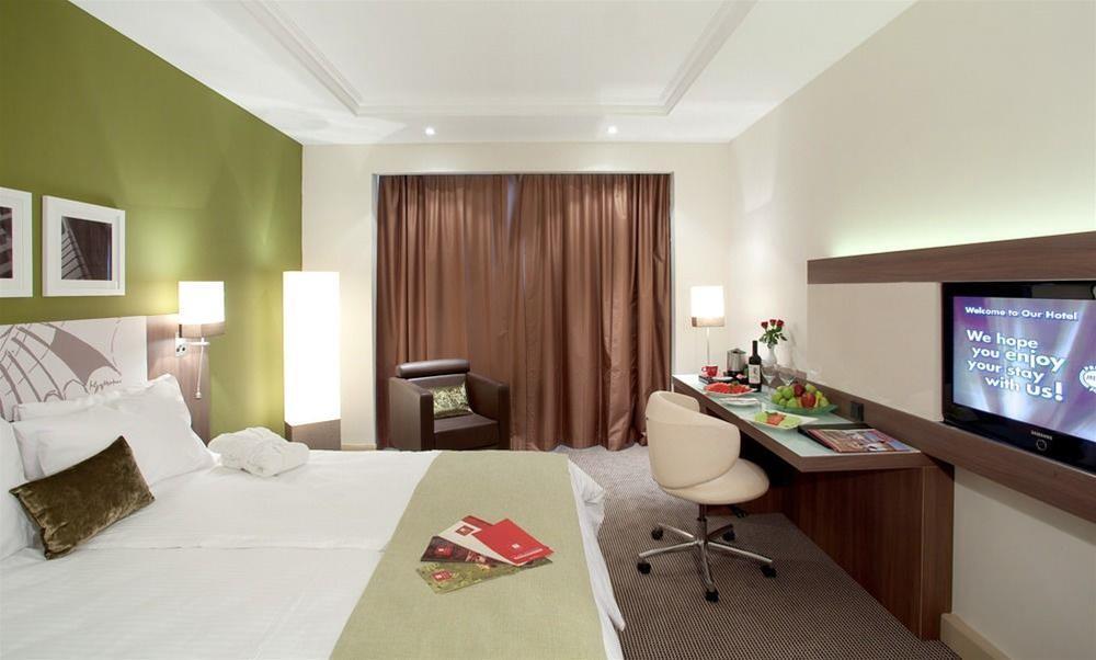 Leonardo City Tower Hotel Tel Aviv Giv'atayim Bagian luar foto A typical room at the hotel